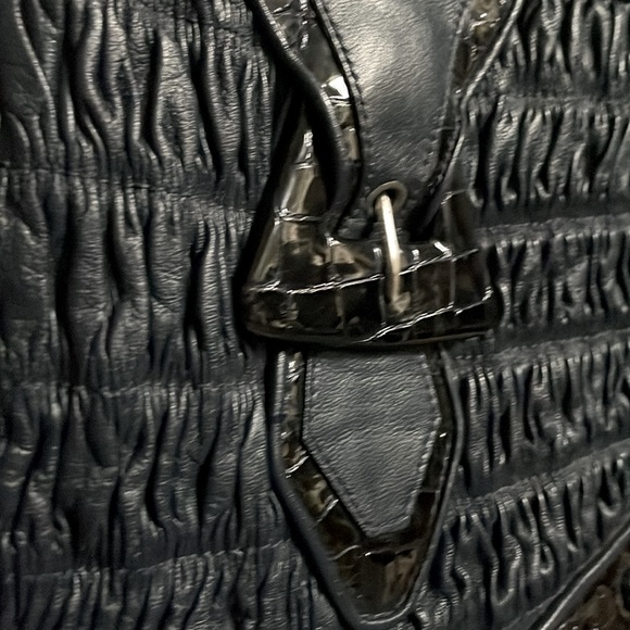 ISABELLA FIORE➕Patent Mock Crock & Studded Rouched Handbag - Picture 6 of 7